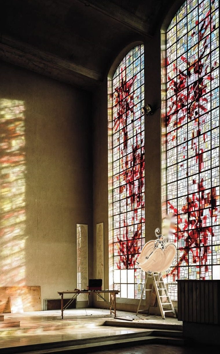 Grande verrière aux vitraux rouges dans un intérieur, une petite figure dessinée au sol